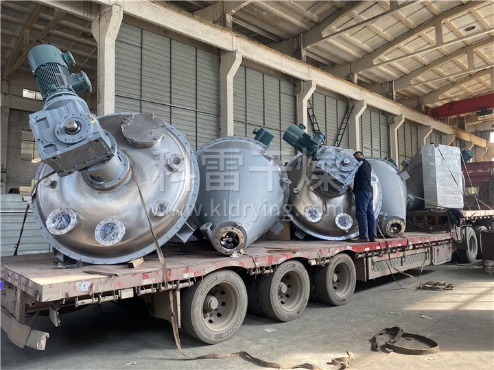 锥形螺带真空干燥机客户现场